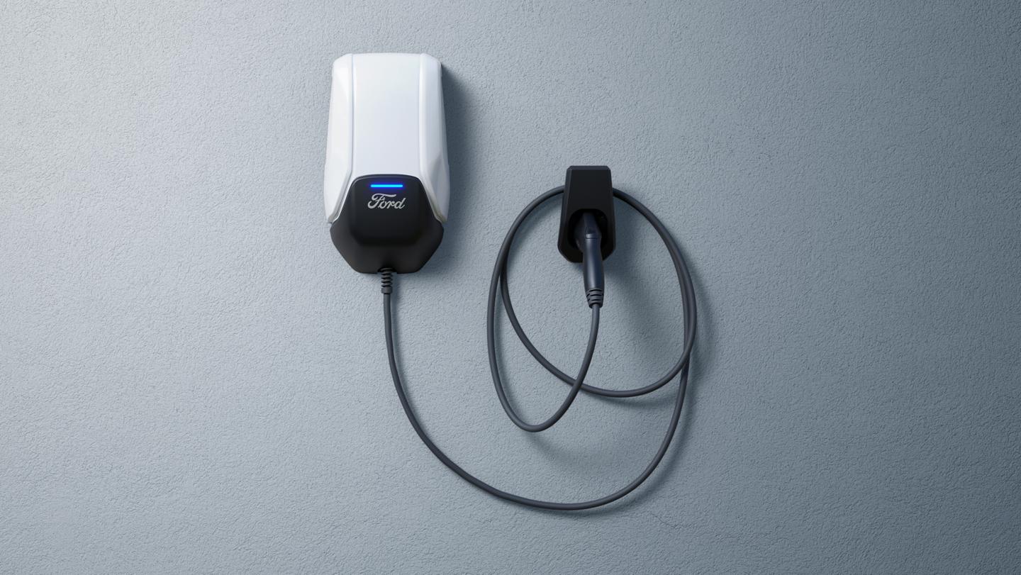 Un poste de recharge connecté Ford sur fond gris
