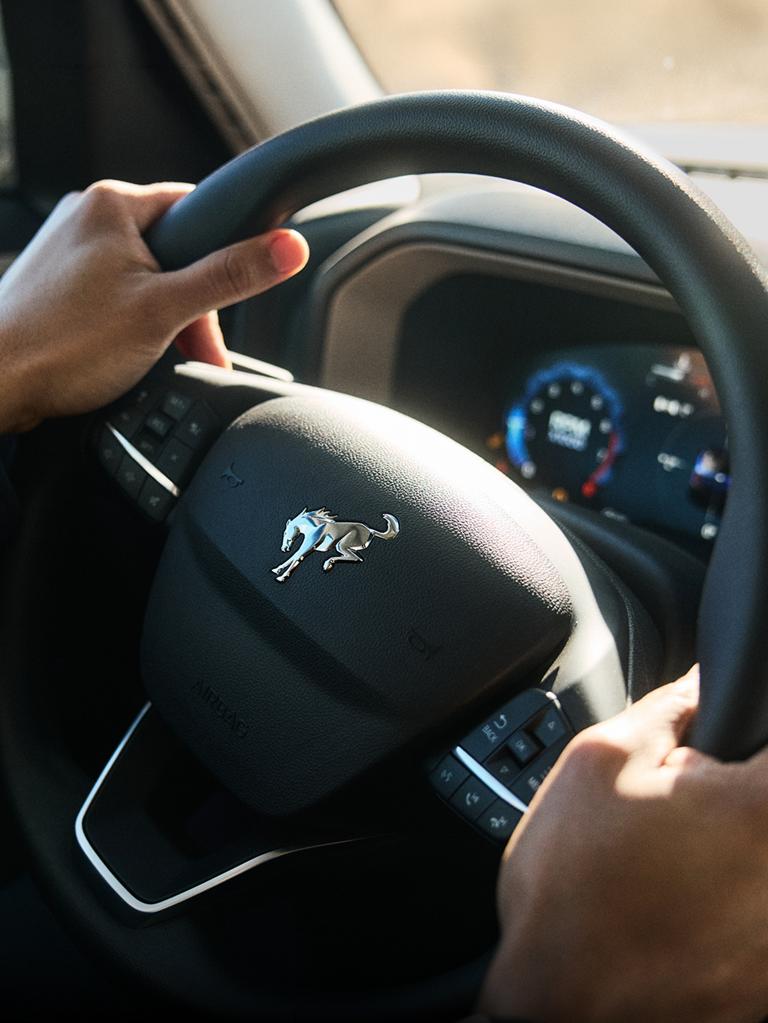 Gros plan sur les mains du conducteur tenant le volant dans l’habitacle du Bronco Sport®.