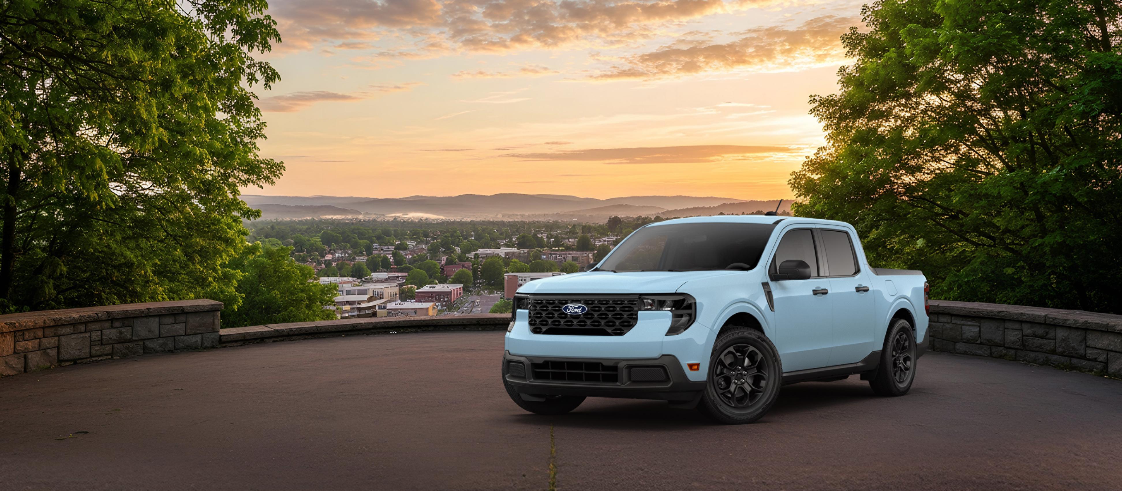 Modèle Ford Maverick® XLT 2026 en bleu clair stationné et surplombant une ville