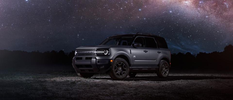 Modèle Bronco Sport® Outer Banks 2025 stationné devant un ciel étoilé