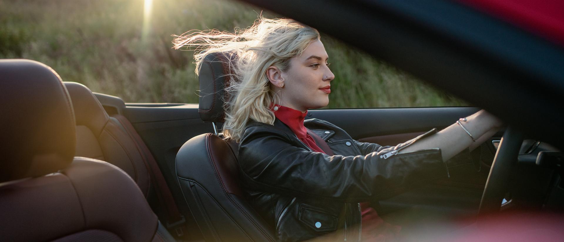 Personne conduisant une Ford Mustang® GT décapotable 2026 sur une autoroute