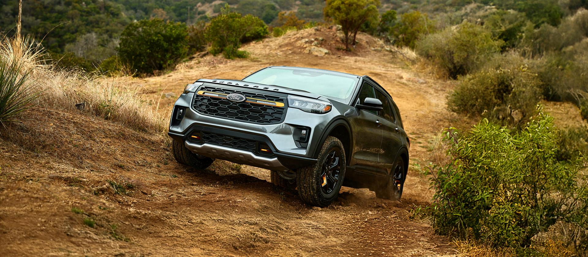 Gros plan sur l’avant d’un VUS Ford Explorer® Tremor® 2026 stationné sur une route de terre