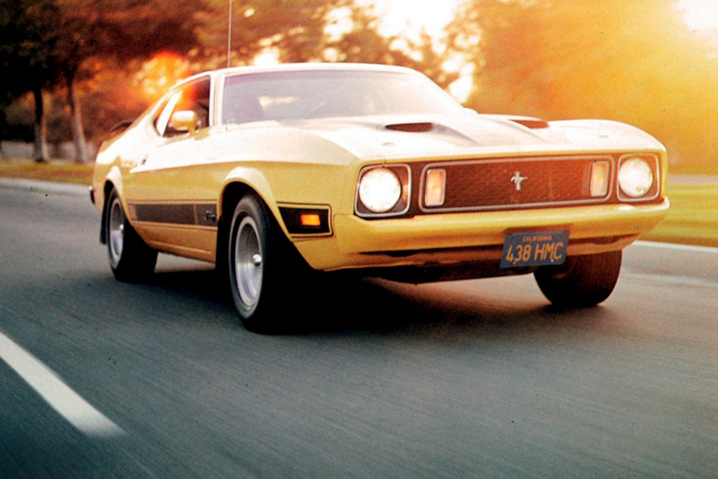 Une Mustang rétro sur une route de banlieue.