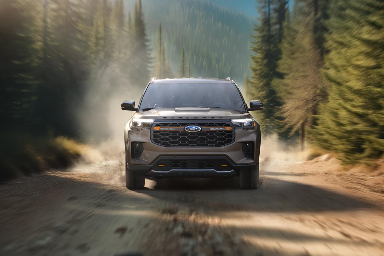Un Ford Explorer® 2026 roulant sur un chemin de terre