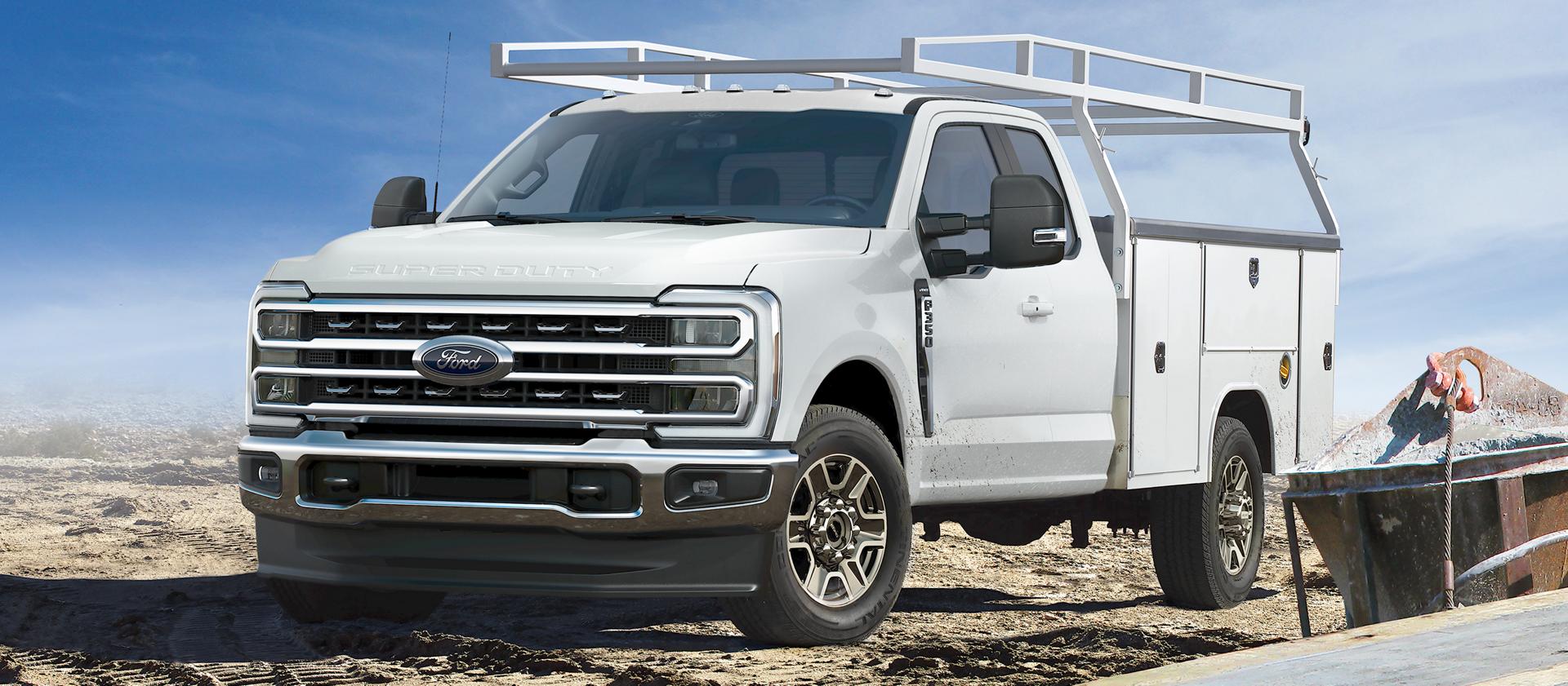 Un Ford Super Duty® à châssis-cabine 2026 présentant les fonctions d’éclairage à DEL et l’ensemble XL chromé