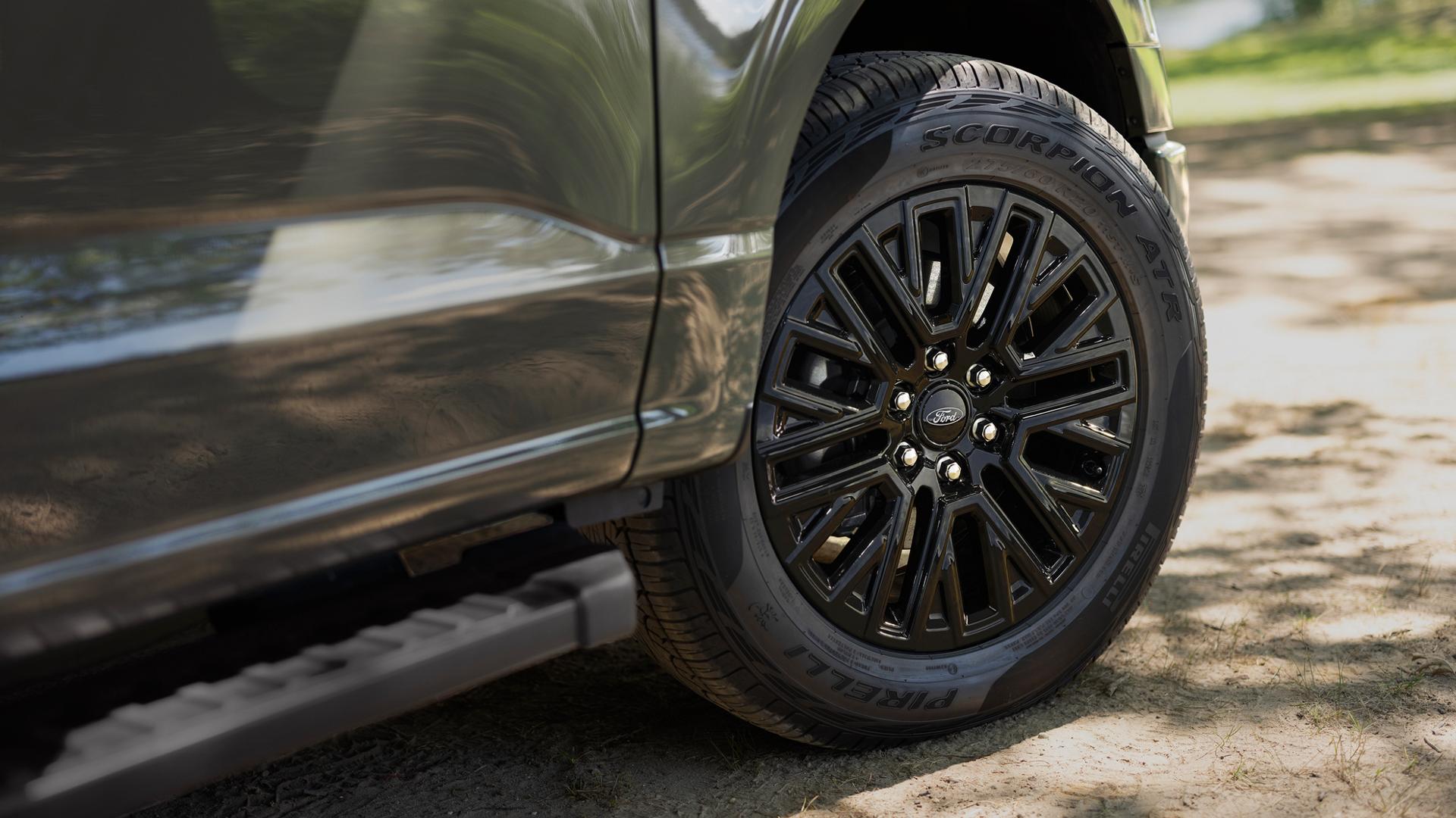 Gros plan sur la jante avant d’un camion Ford F-150® XLT 2027.