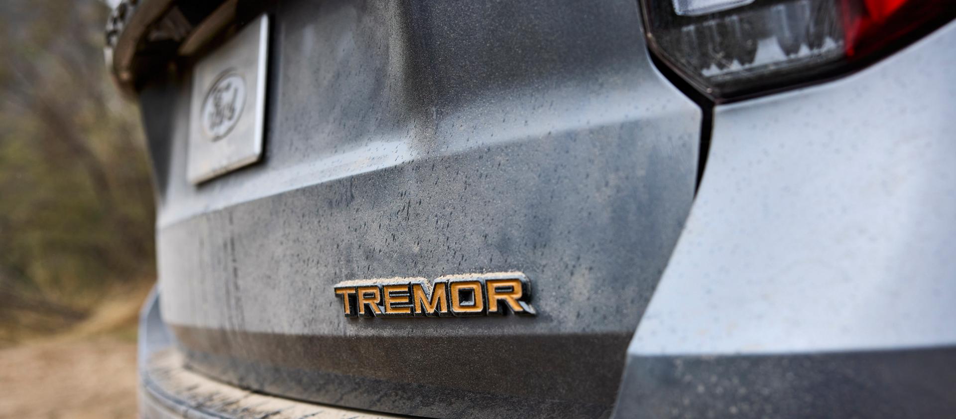 L’insigne du modèle à l’arrière d’un VUS Ford Explorer® Tremor® 2026