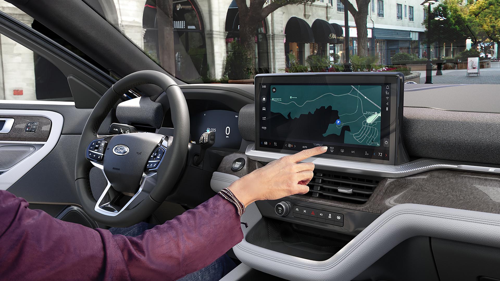 Un VUS Ford Explorer® Tremor® 2027 roulant sur un chemin de terre avec des vélos sur un porte-vélos arrière accessoire