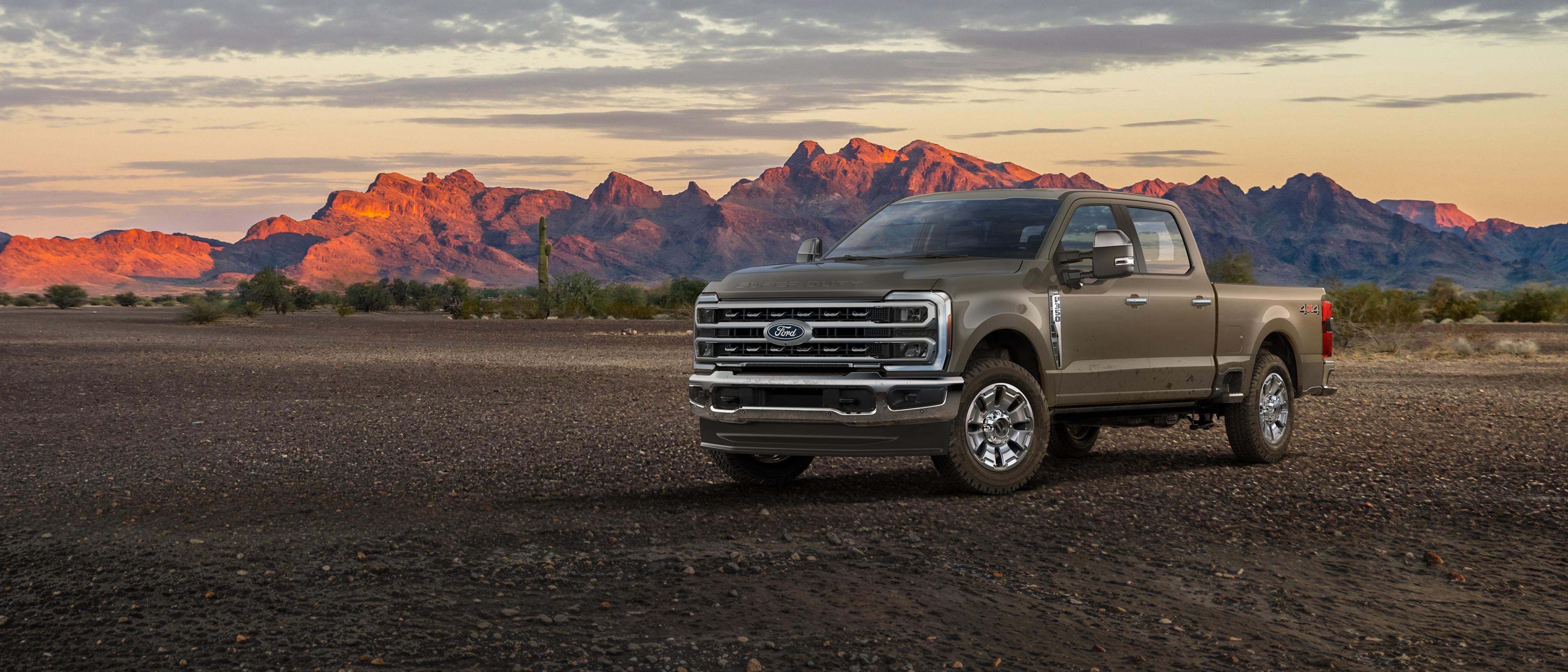 Camion Ford Super Duty® F-350® King Ranch® 2027 stationné sur une route de terre dans les montagnes