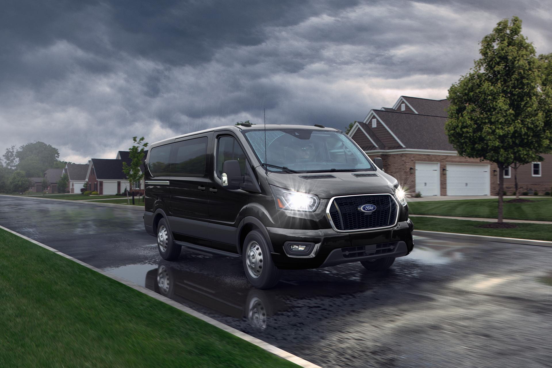Une fourgonnette Ford Transit® 2026 circulant dans un quartier résidentiel