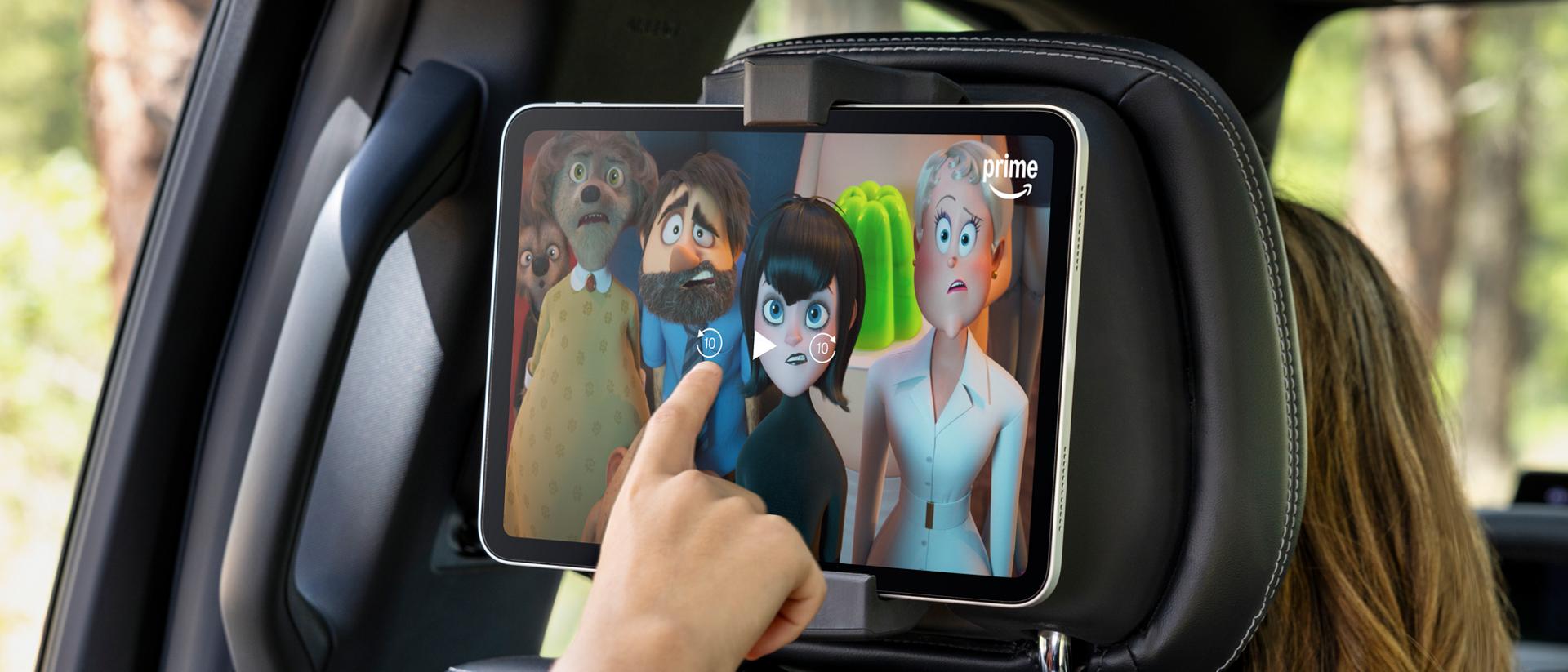 Passager utilisant une tablette dans le porte-appareil numérique de la deuxième rangée en option dans un VUS Ford Expedition® 2027