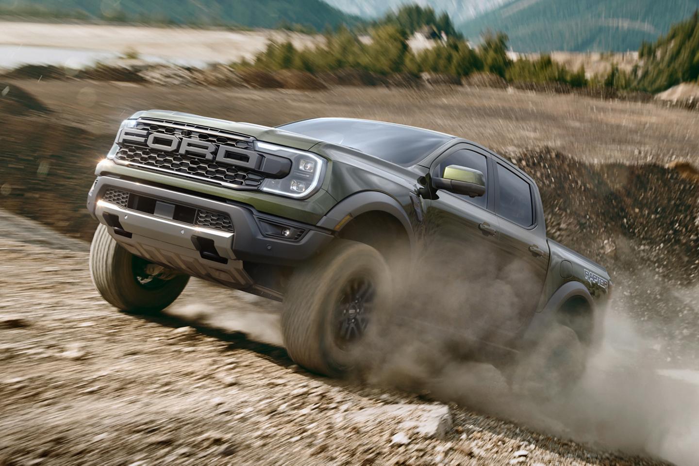 Ford Ranger® Raptor® 2026 roulant à grande vitesse sur un terrain accidenté dans un désert montagneux