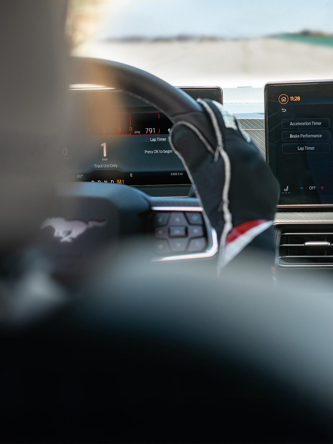 Vue intérieure d’une personne conduisant un véhicule de performance Ford.