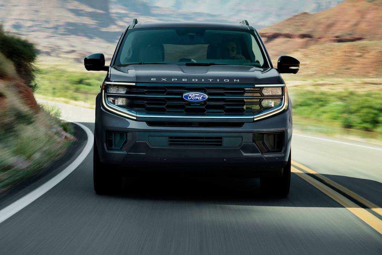 Un VUS Ford Expedition® MAX Platinum™ 2027 circulant sur une autoroute