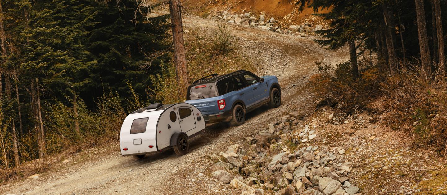 Ford Bronco Sport® 2025 tirant une remorque et roulant sur une pente