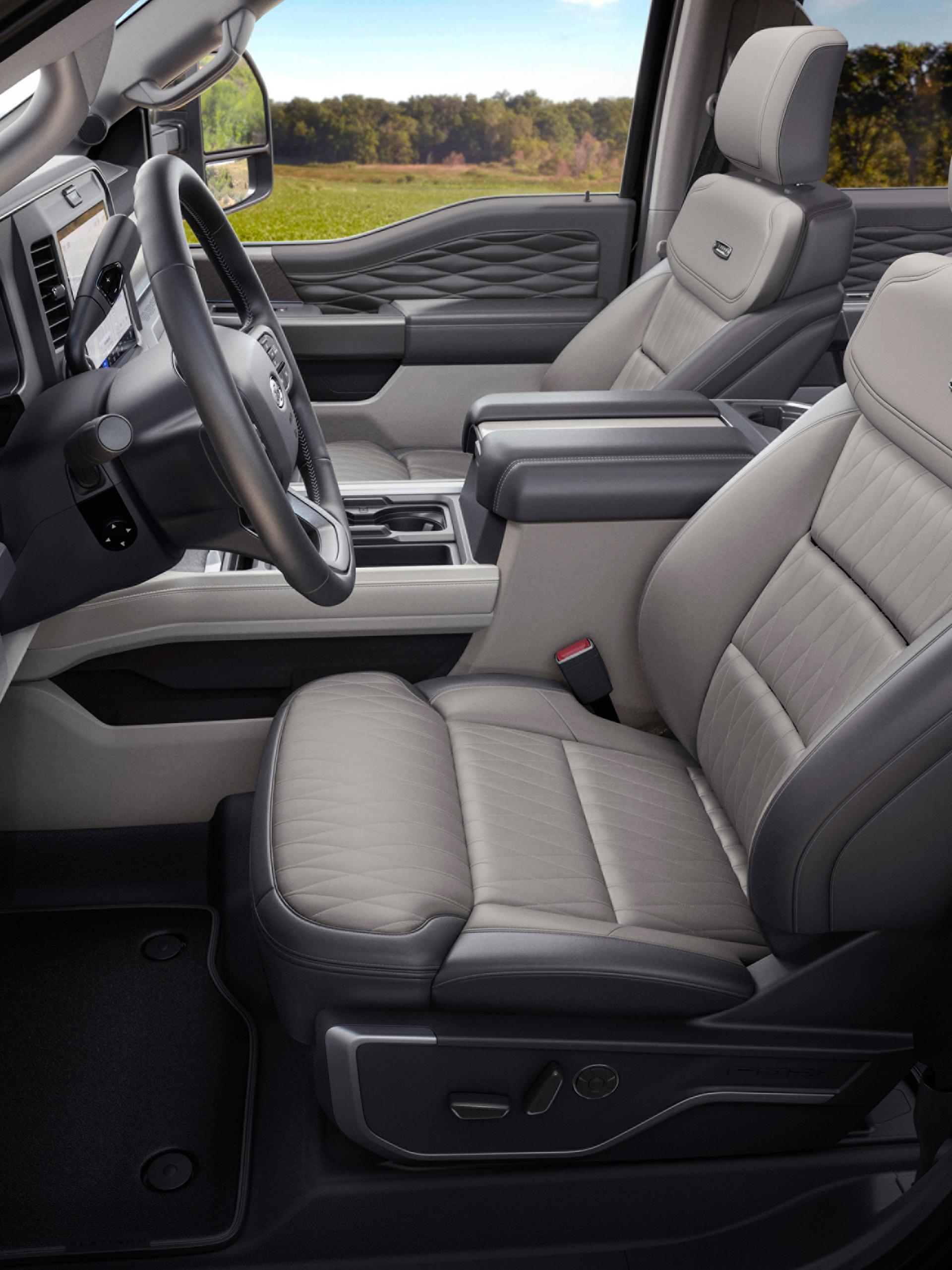 Vue latérale intérieure d’un Ford Super Duty® 2027 avec l’ensemble Platinum® Plus