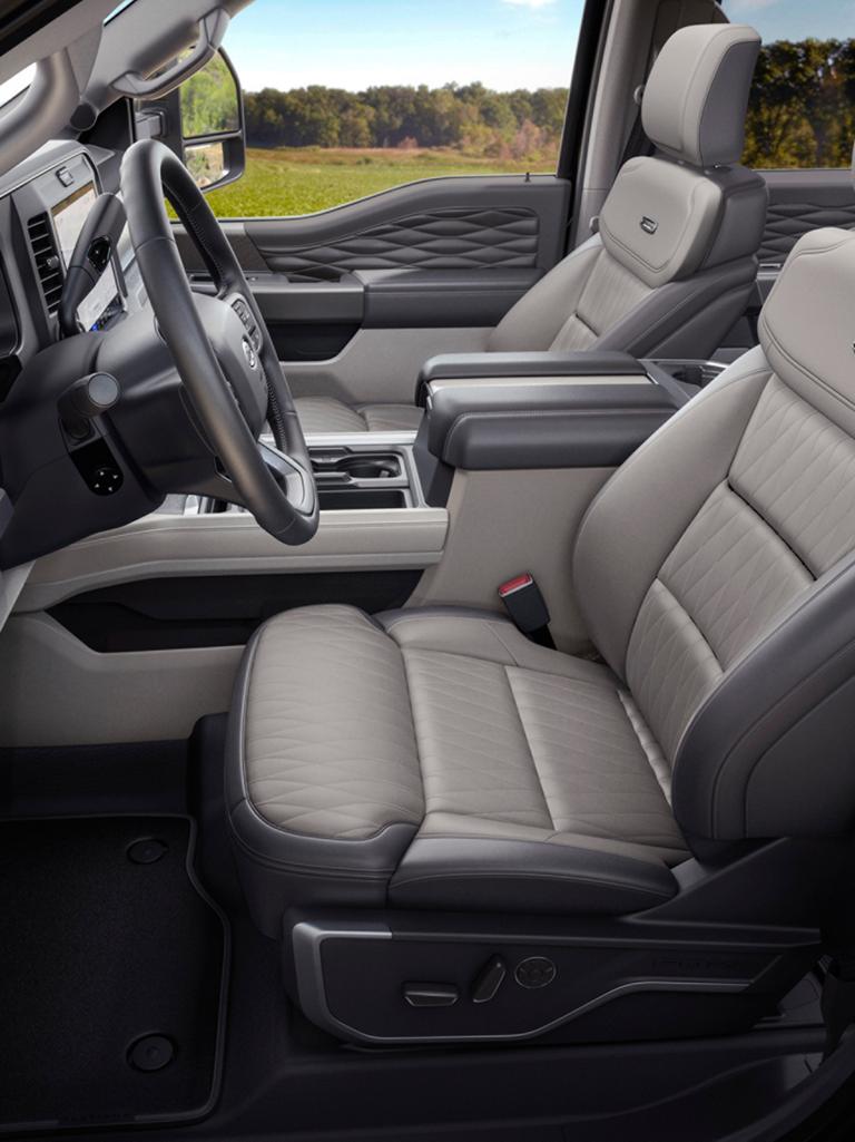 Vue latérale intérieure d’un Ford Super Duty® 2027 avec l’ensemble Platinum® Plus