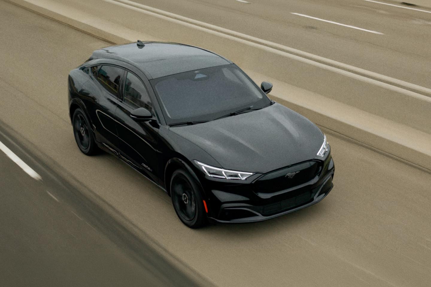 Mustang Mach E sur une autoroute.
