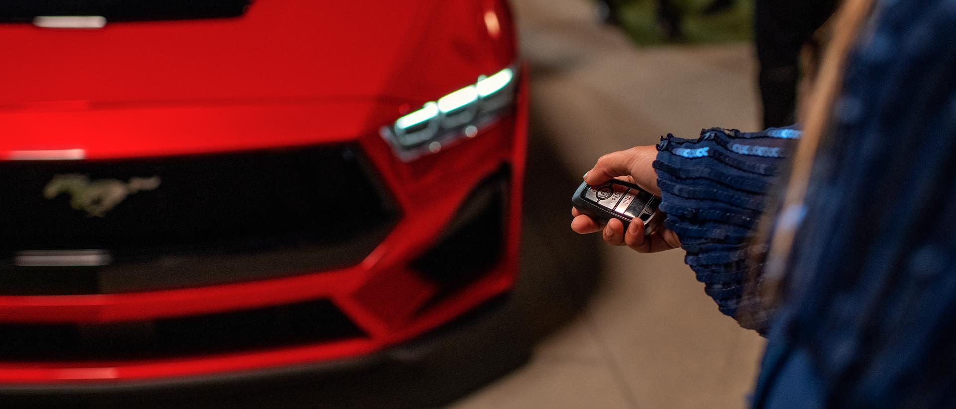 Personne utilisant le contrôle à distance du régime moteur sur une Ford Mustang® Coupé 2025 avec boîte automatique en option