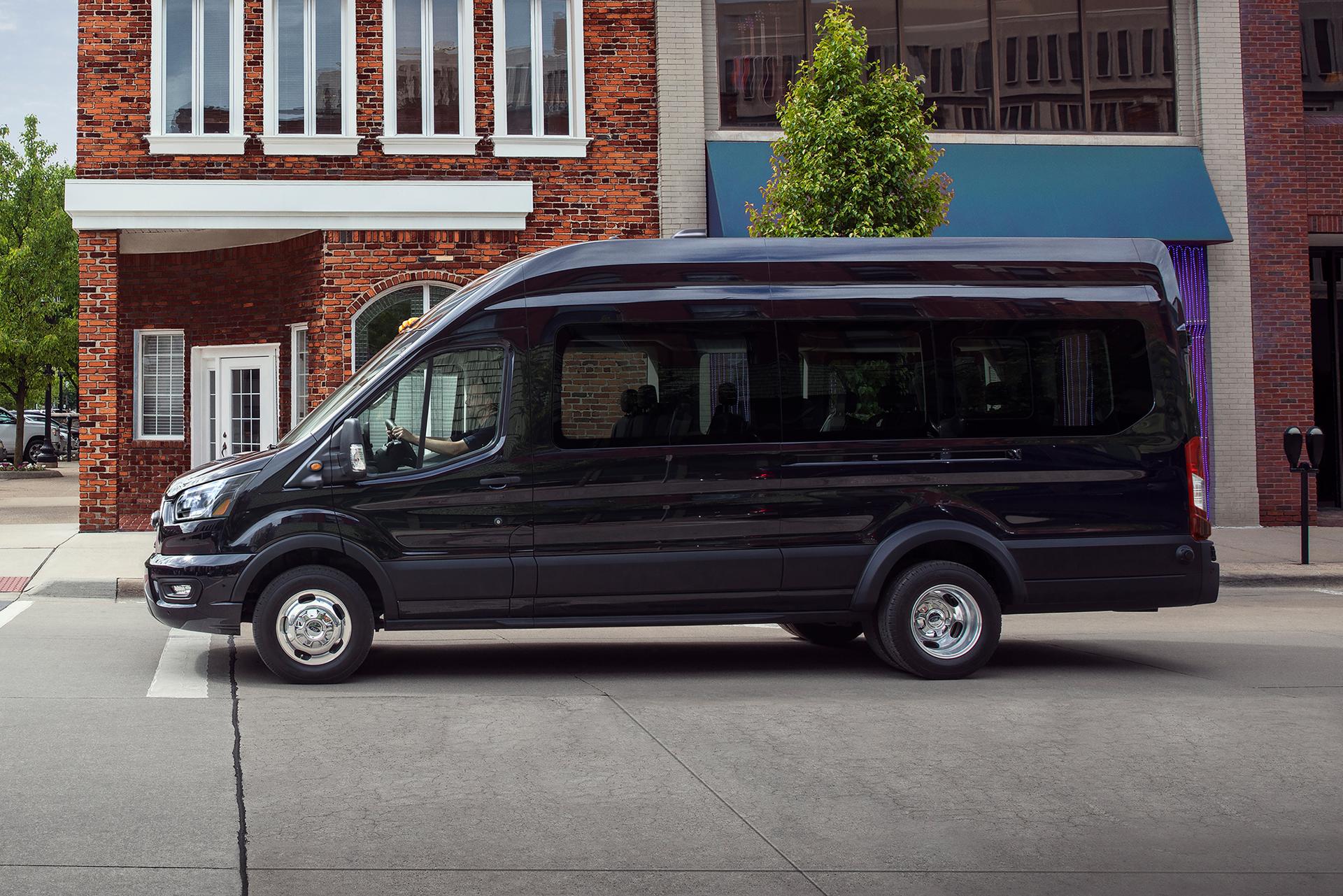 Une fourgonnette Ford Transit® 2026 immobilisée à une intersection