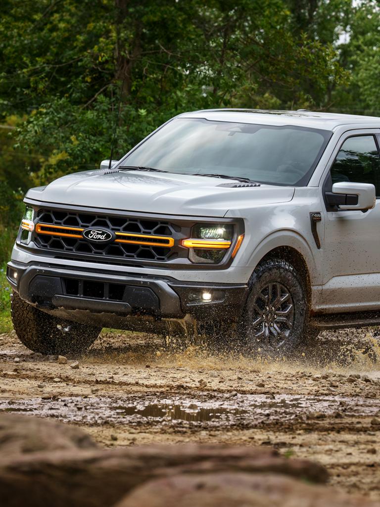 Camionnette F-150® Tremor® 2026 traversant une flaque boueuse