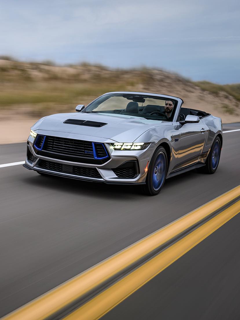 Mustang GT décapotable circulant sur une autoroute à deux voies.