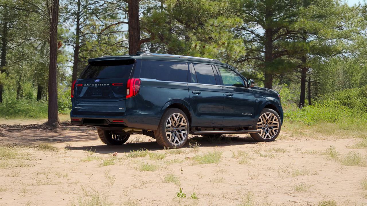 VUS Ford Expedition® MAX Platinum™ 2027 stationné avec marchepieds à déploiement électrique en option 