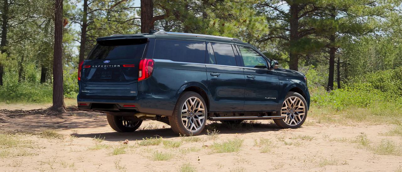 VUS Ford Expedition® MAX Platinum™ 2027 stationné avec marchepieds à déploiement électrique en option