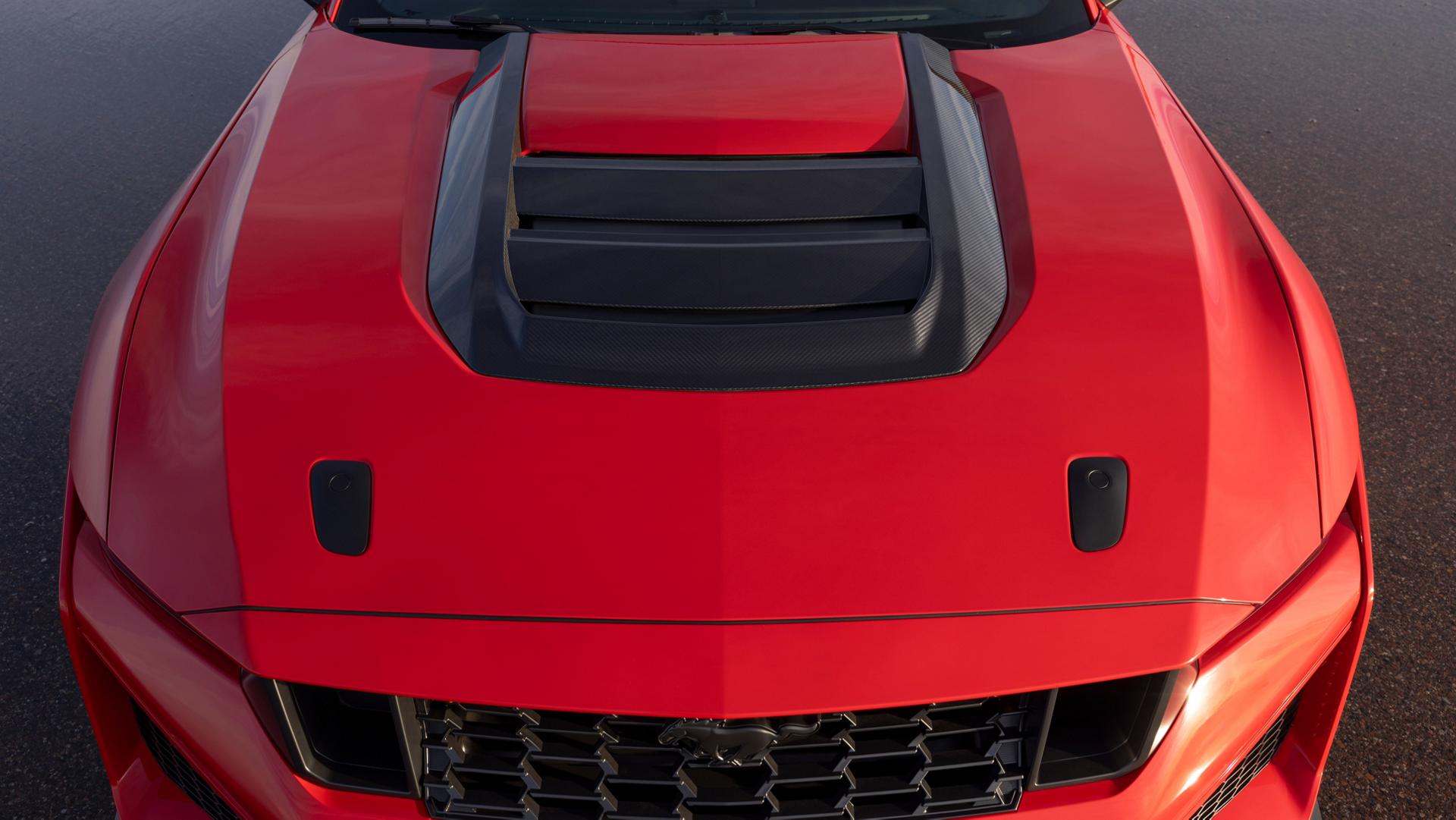 Capot en aluminium d'une Ford Mustang Dark Horse® SC avec les équipements en option illustrés