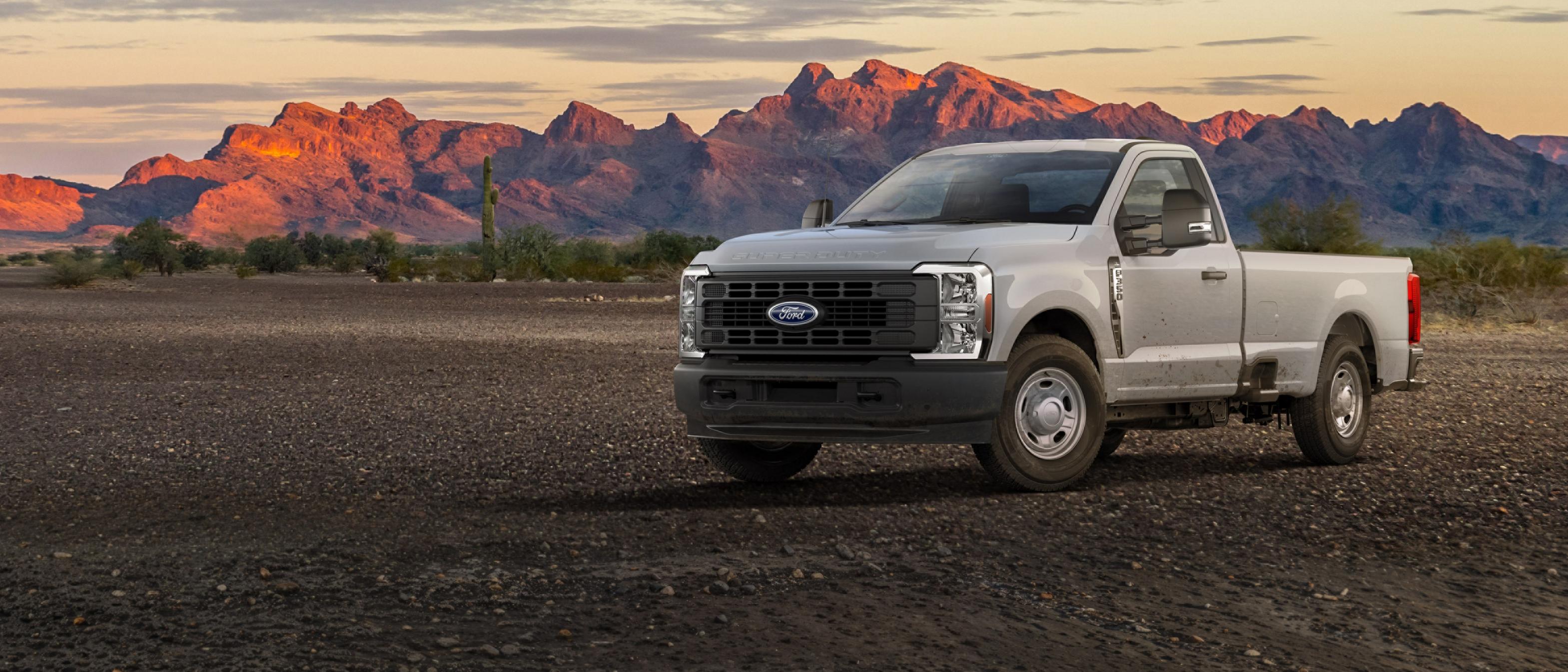 Modèle Ford Super Duty® F-350® XL 2026 stationné sur du gravier avec des montagnes en arrière-plan