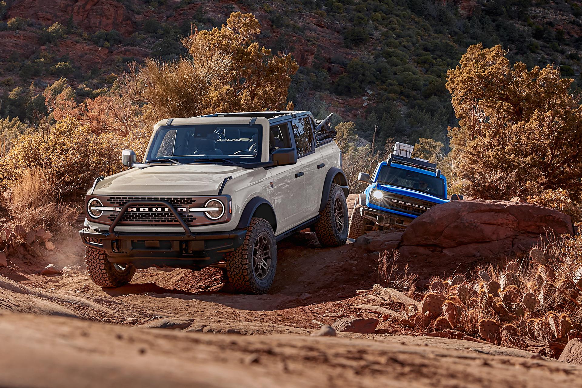 Deux VUS Ford Bronco® 2026 circulant sur une route de terre accidentée