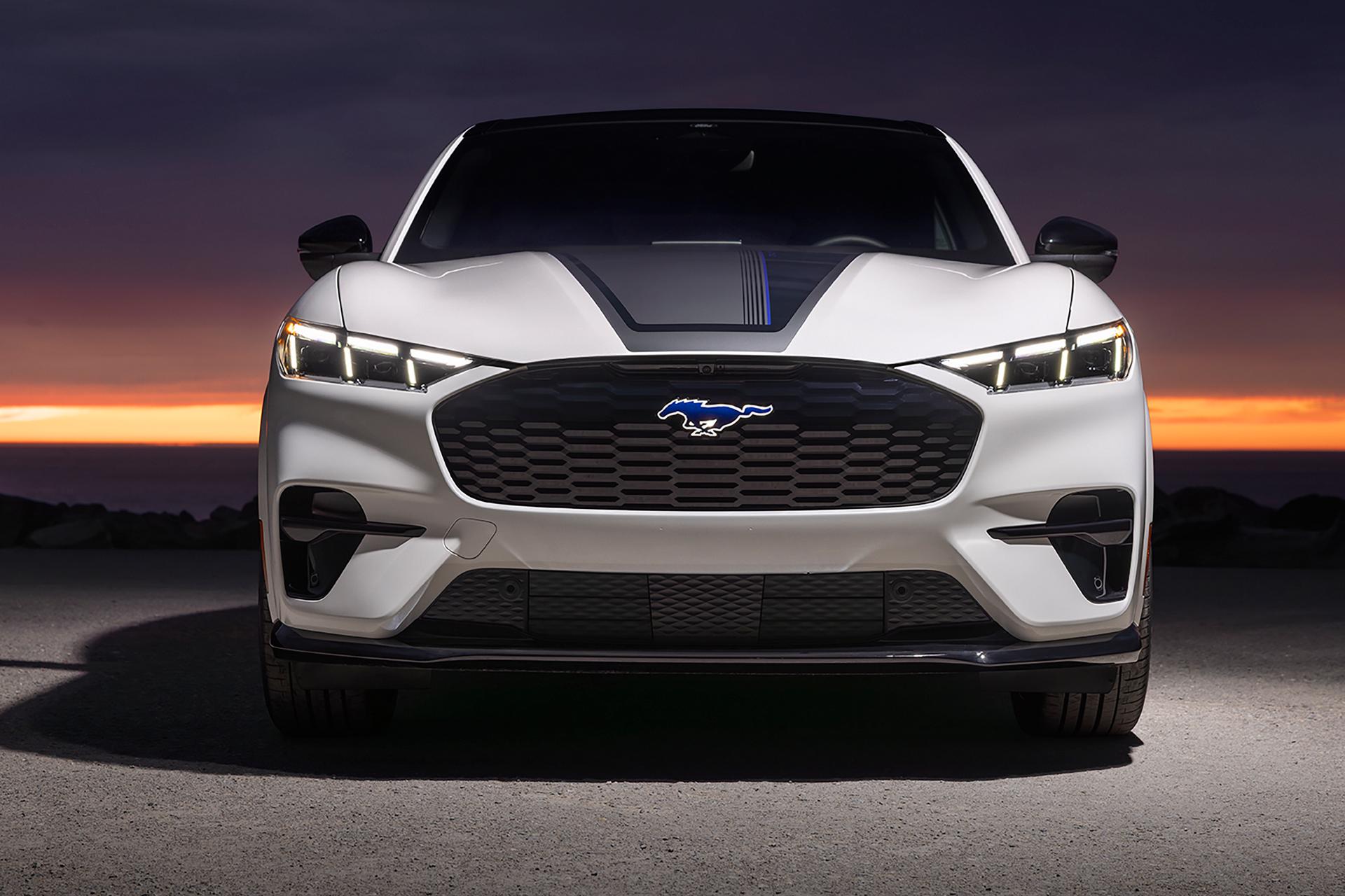 Un modèle Mustang Mach-E® GT avec une bande sur le capot, sur fond de coucher de soleil.