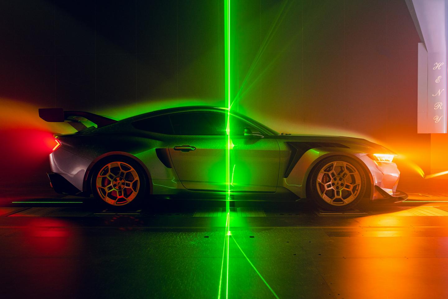 Une Mustang GTD stationnée, baignée dans des couleurs néon