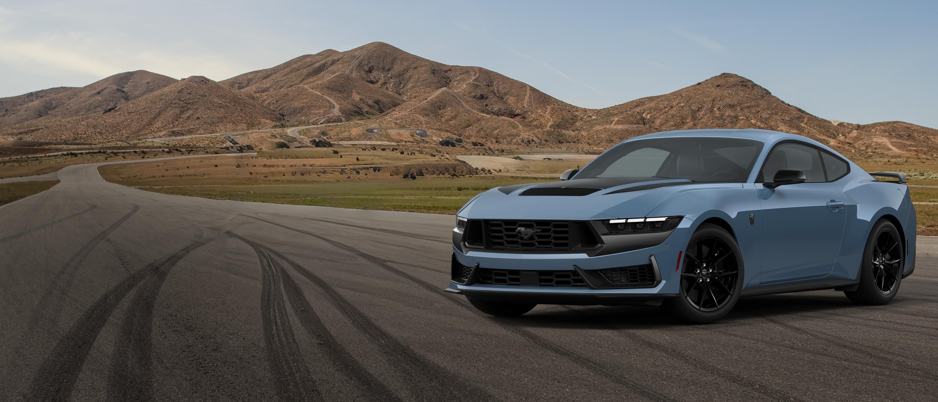 Mustang Dark Horse® Premium coupé 2026 stationnée sur un circuit fermé