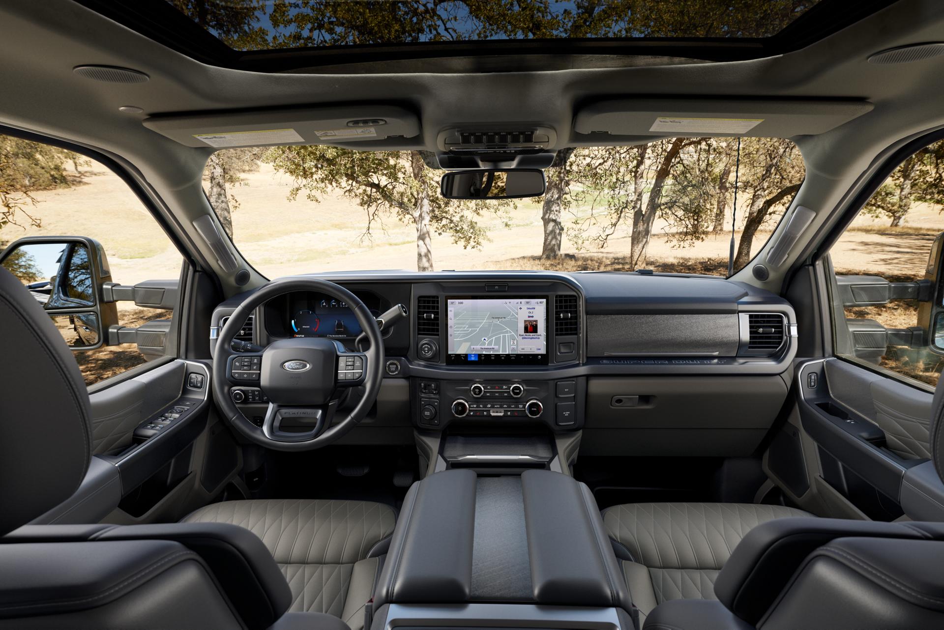 Tableau de bord et vue intérieure du Ford Super Duty® F-350® 2026 avec l’ensemble Platinum® Plus