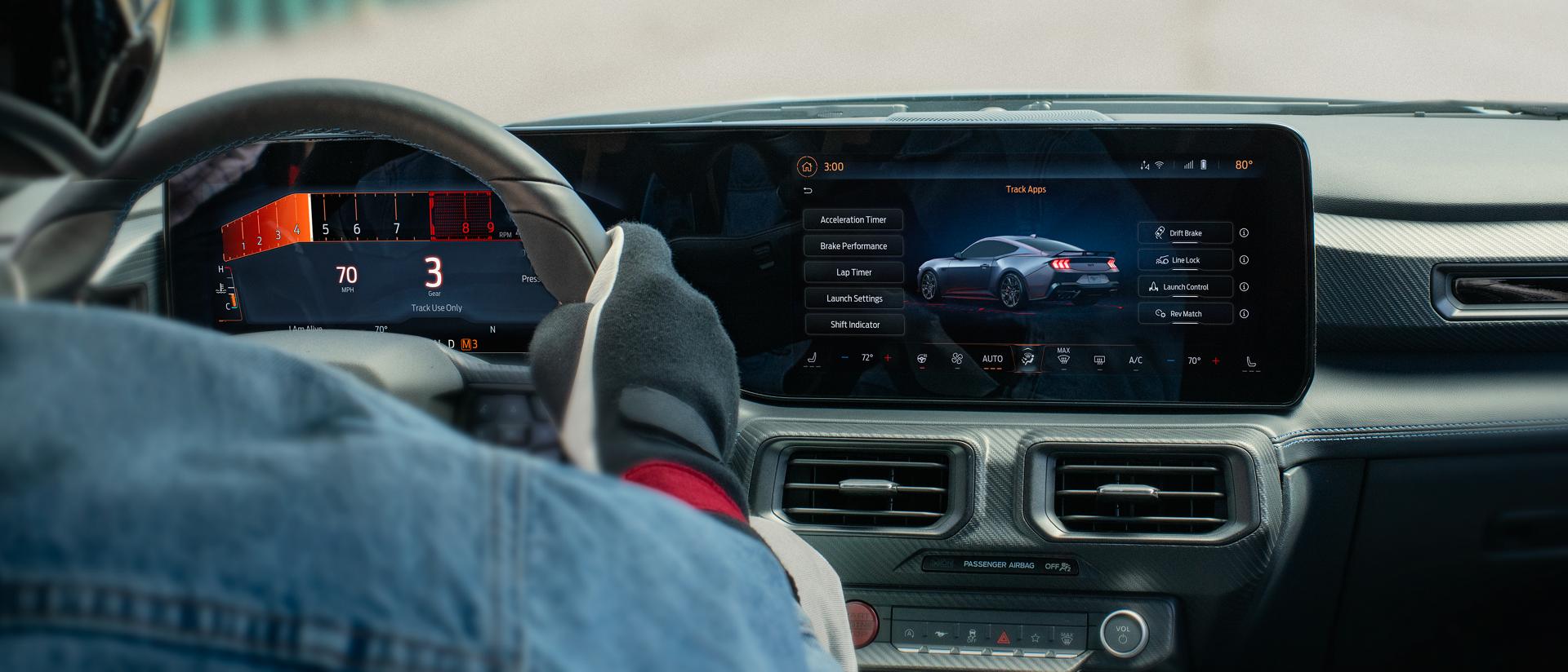 Vue intérieure d’une personne conduisant un modèle Ford Mustang® 2025 sur un parcours fermé