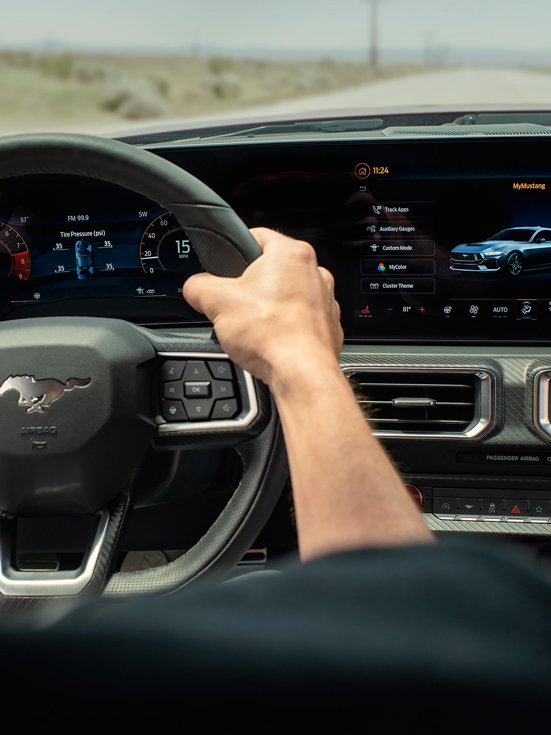 Personne conduisant une Ford Mustang® GT Premium fastback 2026 sur une autoroute