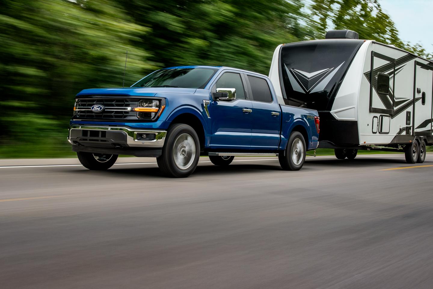 F-150 remorquant une maison mobile.