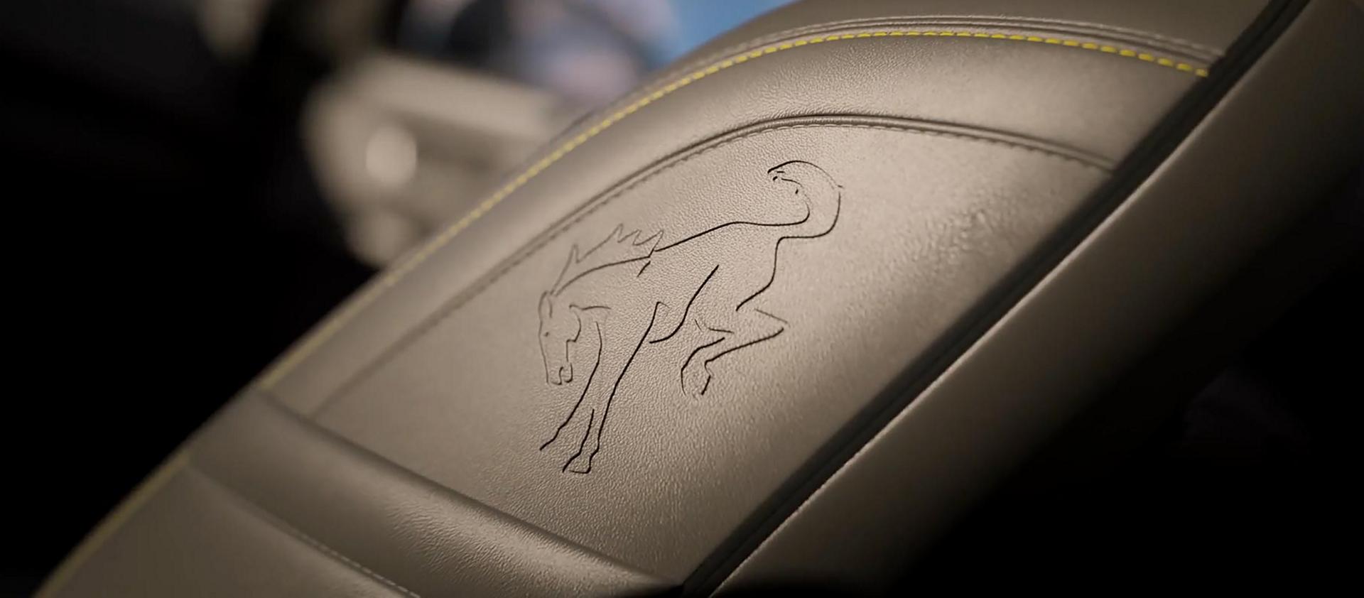 Intérieur du véhicule mettant en évidence les sièges et l'écran central