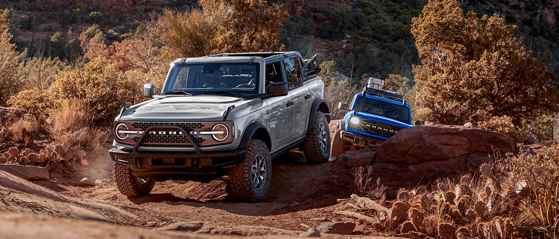 Deux VUS Ford Bronco® 2025 circulant sur un sentier dans le désert
