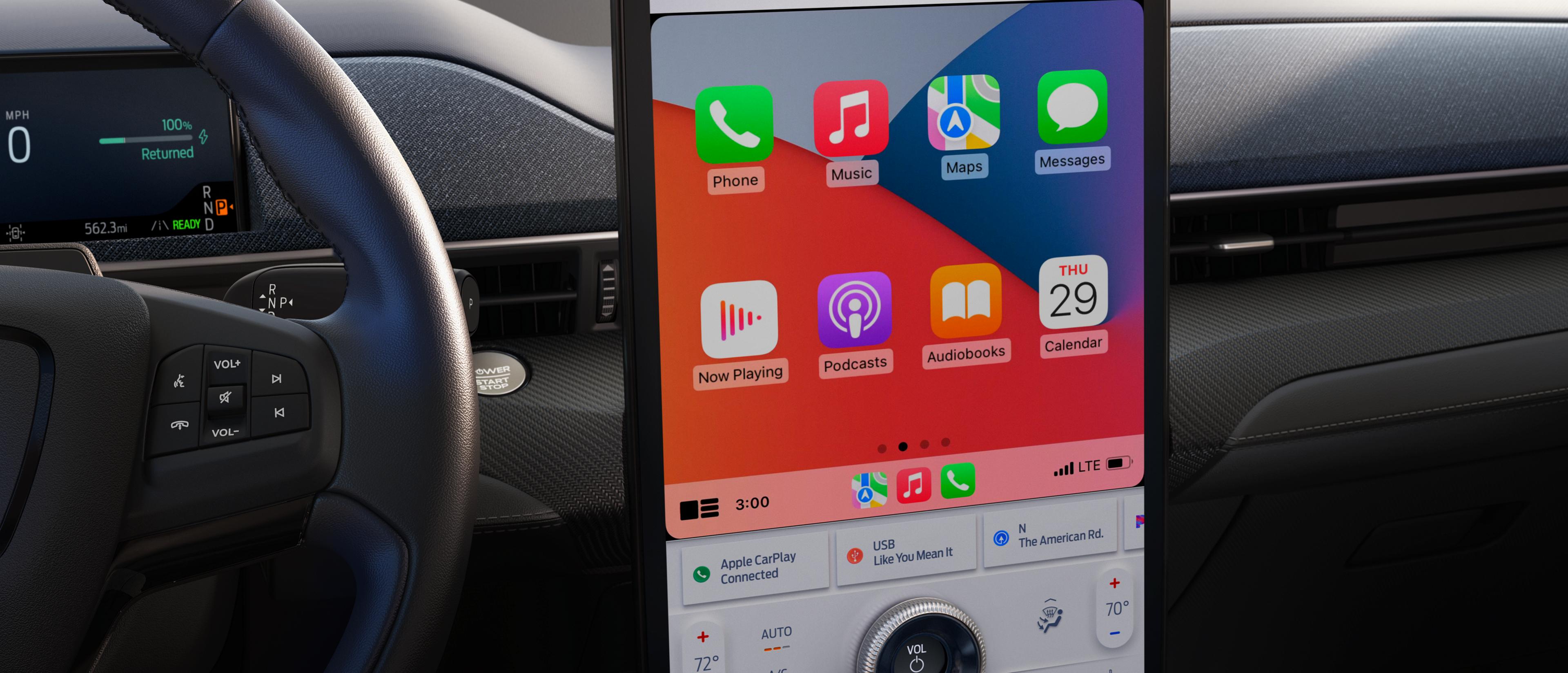 Les paroles de karaoké de « Shake It Off » de Taylor Swift sont affichées sur l’écran tactile de 15,5 po d’une Ford Mustang Mach-E® 2025