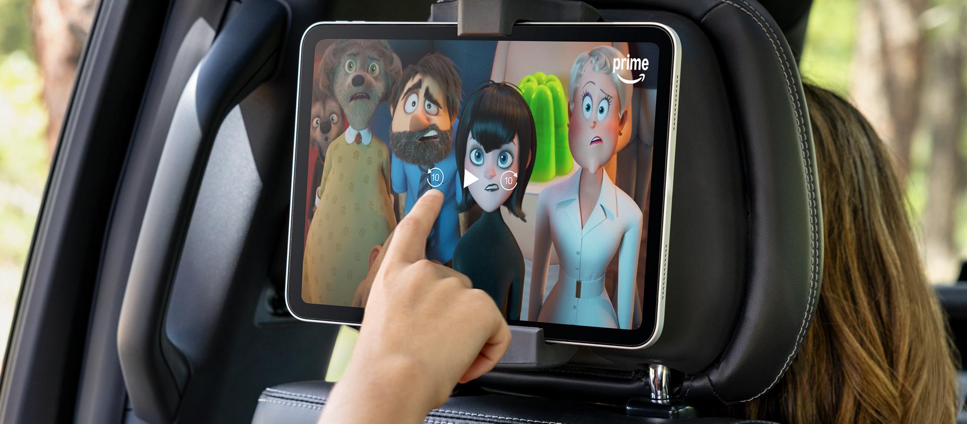 Passager utilisant une tablette dans le porte-appareil numérique de la deuxième rangée en option dans un VUS Ford Expedition® 2026