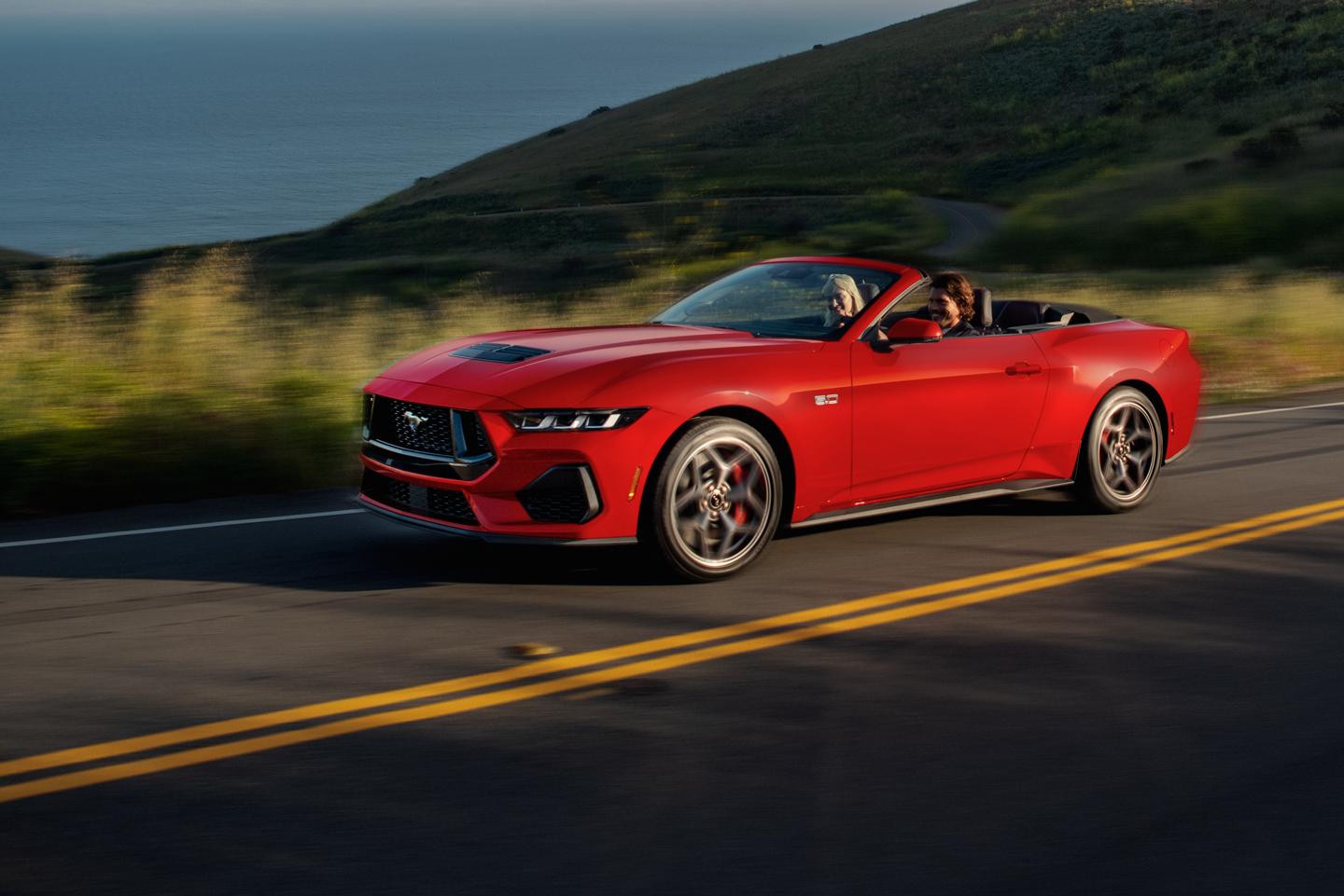 Une Mustang décapotable sur une route à deux voies