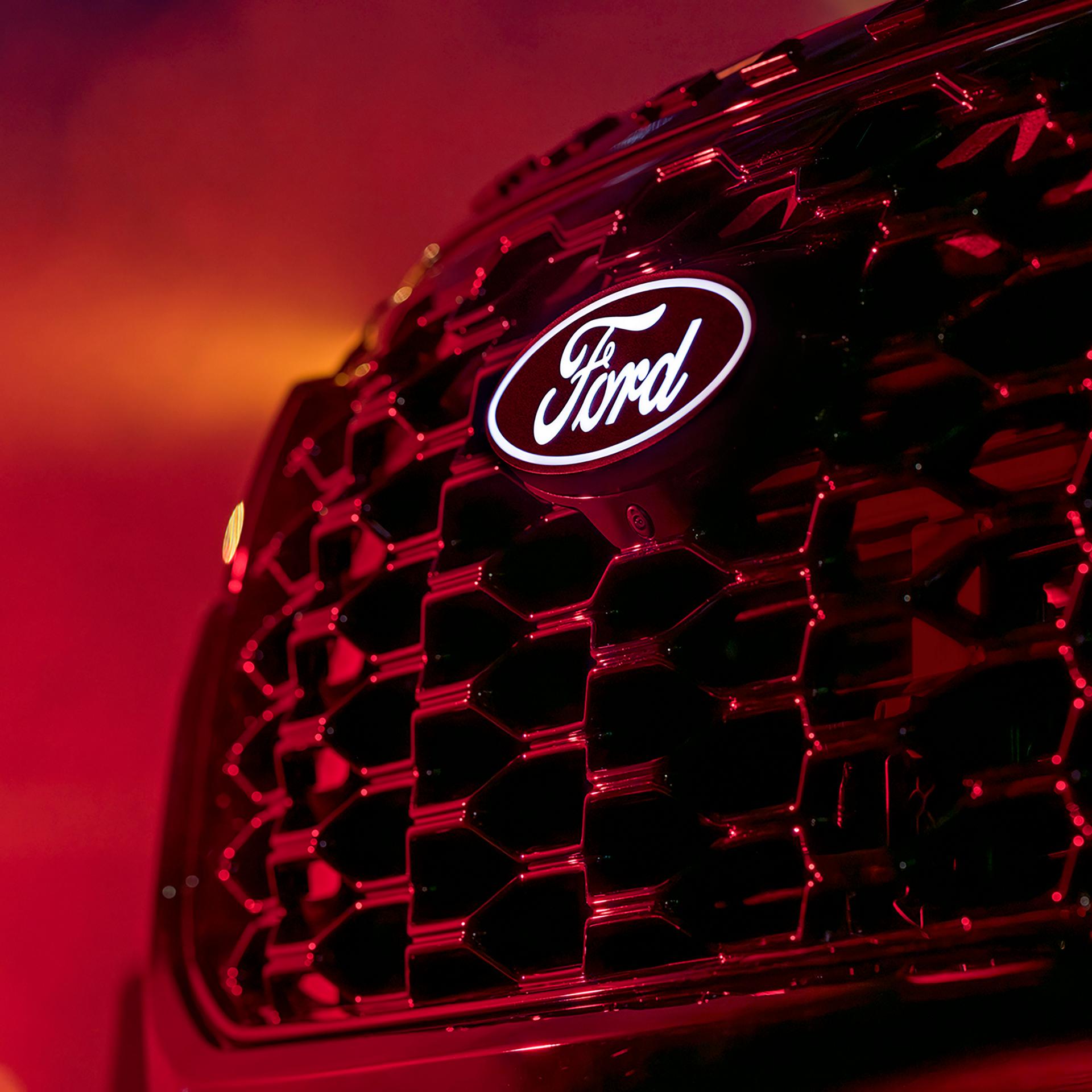 Un gros plan de l’emblème Ford ovale éclairé en option sur un VUS Ford Explorer® 2027