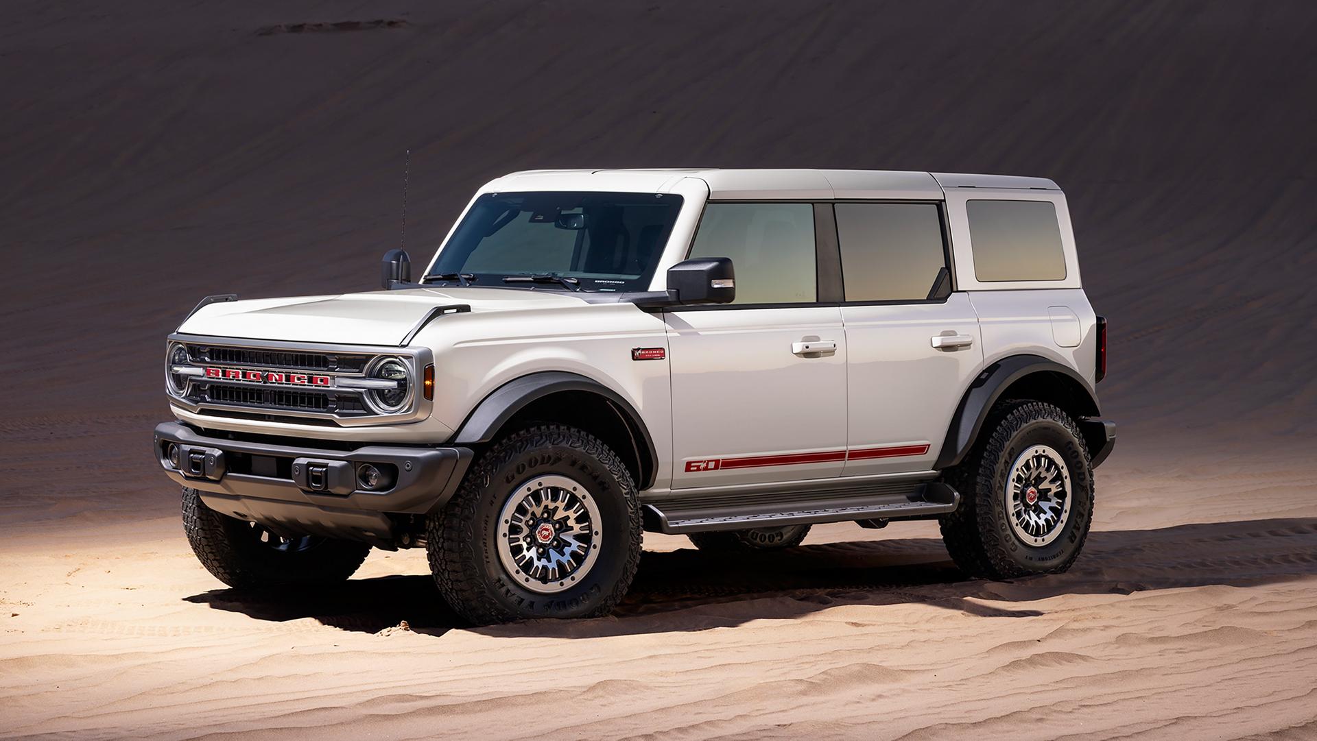 Un VUS Ford Bronco® Outer Banks® 2026 avec le pack 60e anniversaire en option, garé sur une étendue de sable.