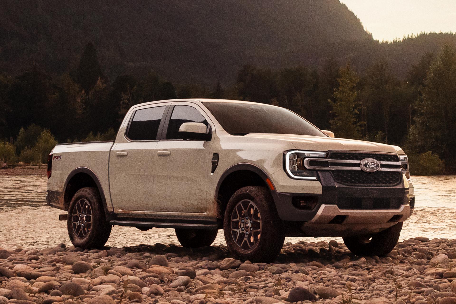 Modèle Ford Ranger® Lariat® 2026 avec ensemble tout-terrain FX4 garé près d'une rivière rocheuse