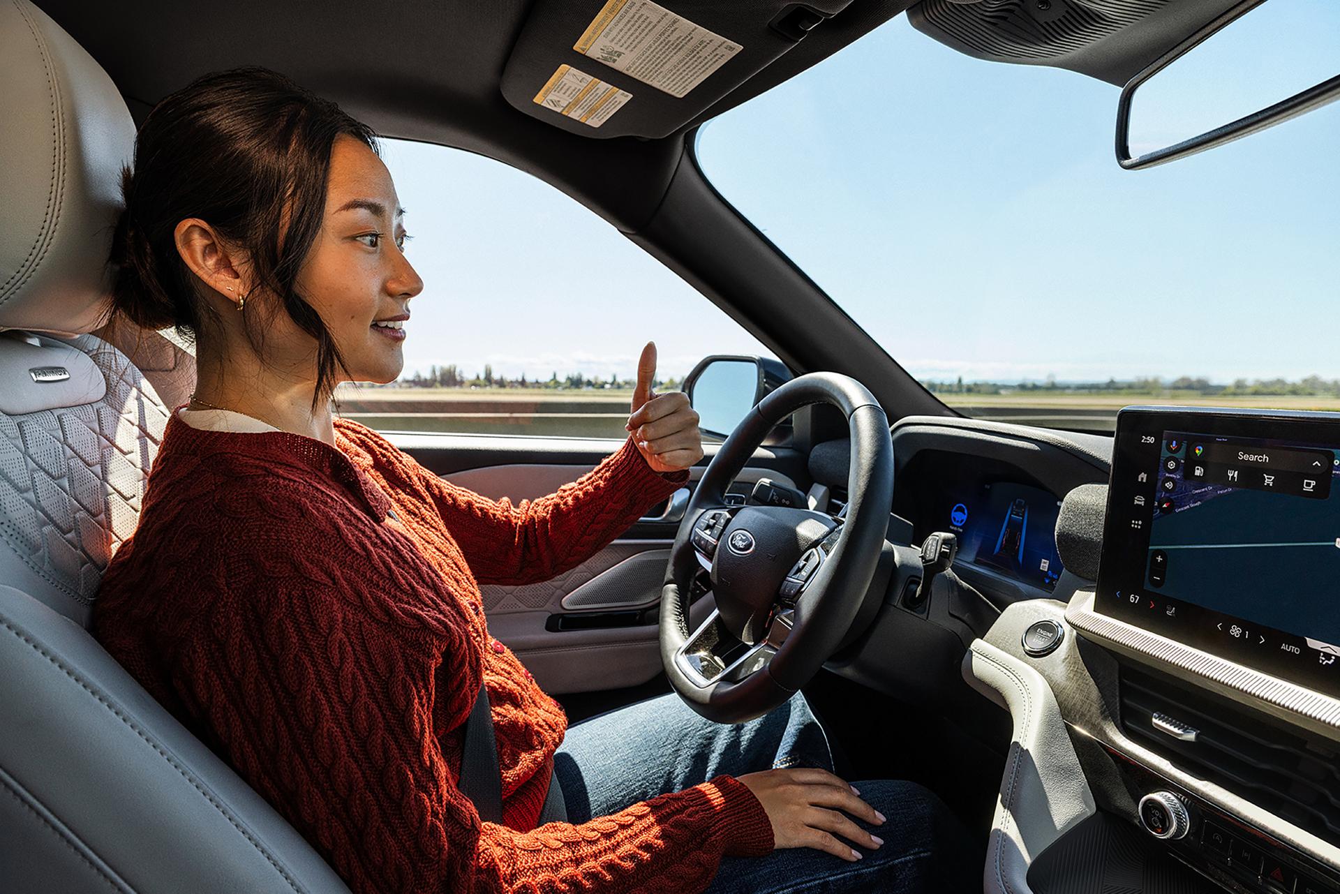 Une main sur le volant d’un VUS Ford Explorer® 2027 doté de la fonction BlueCruise en option, activée
