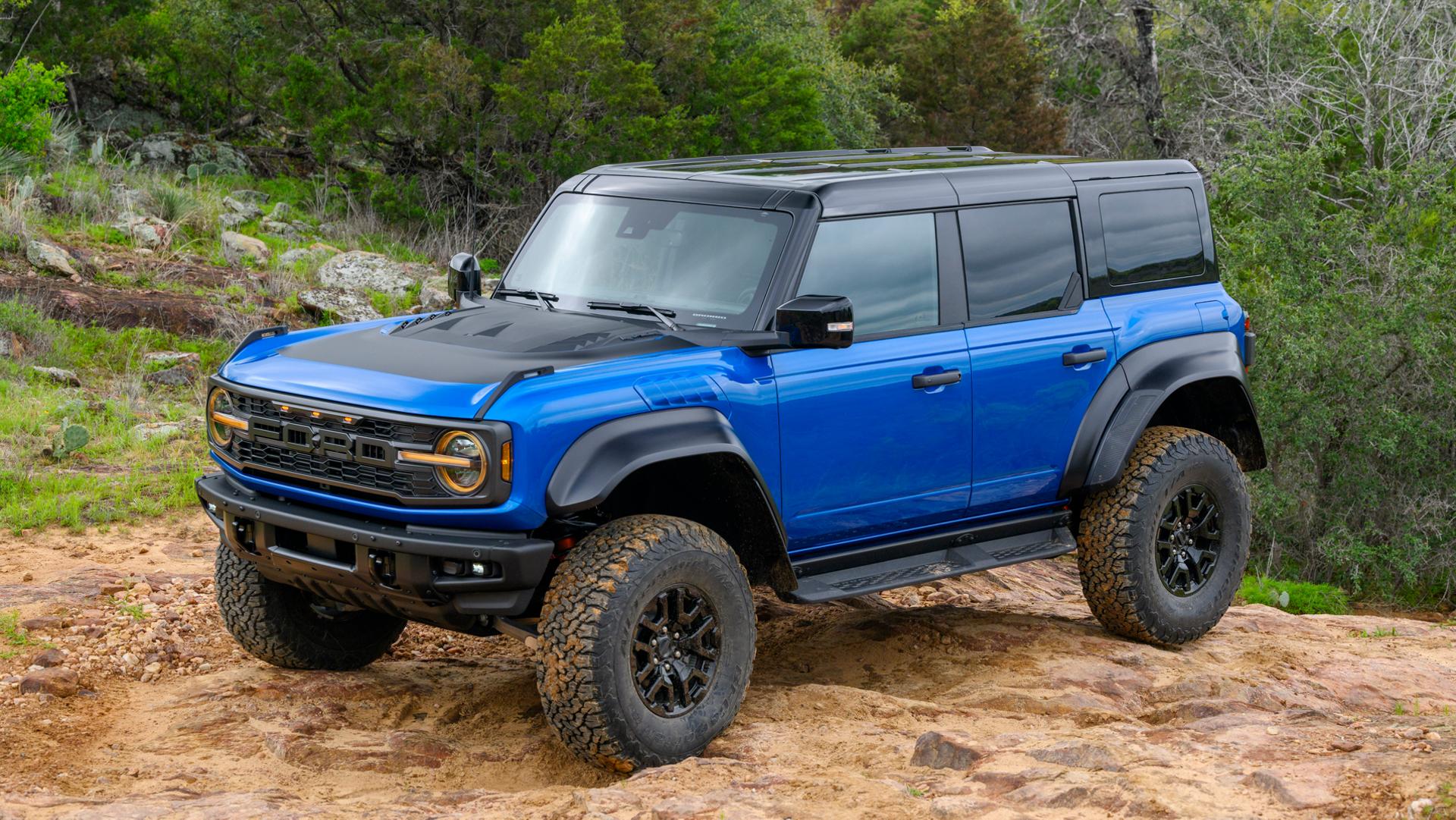 Un VUS Ford Bronco® 2025 stationné sur une colline boueuse dans la forêt