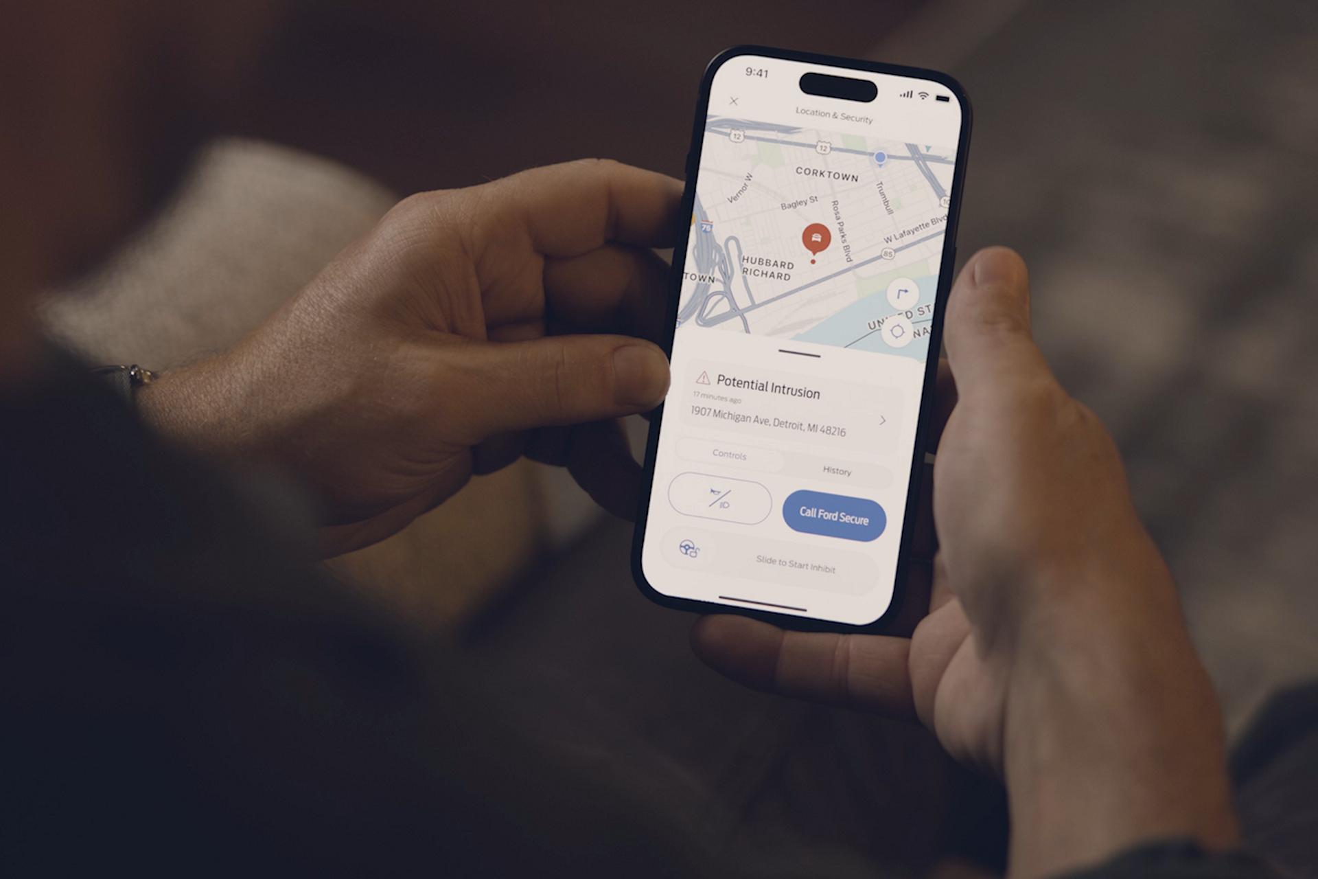 Personne recevant des alertes de l’ensemble de sécurité Ford sur un téléphone cellulaire