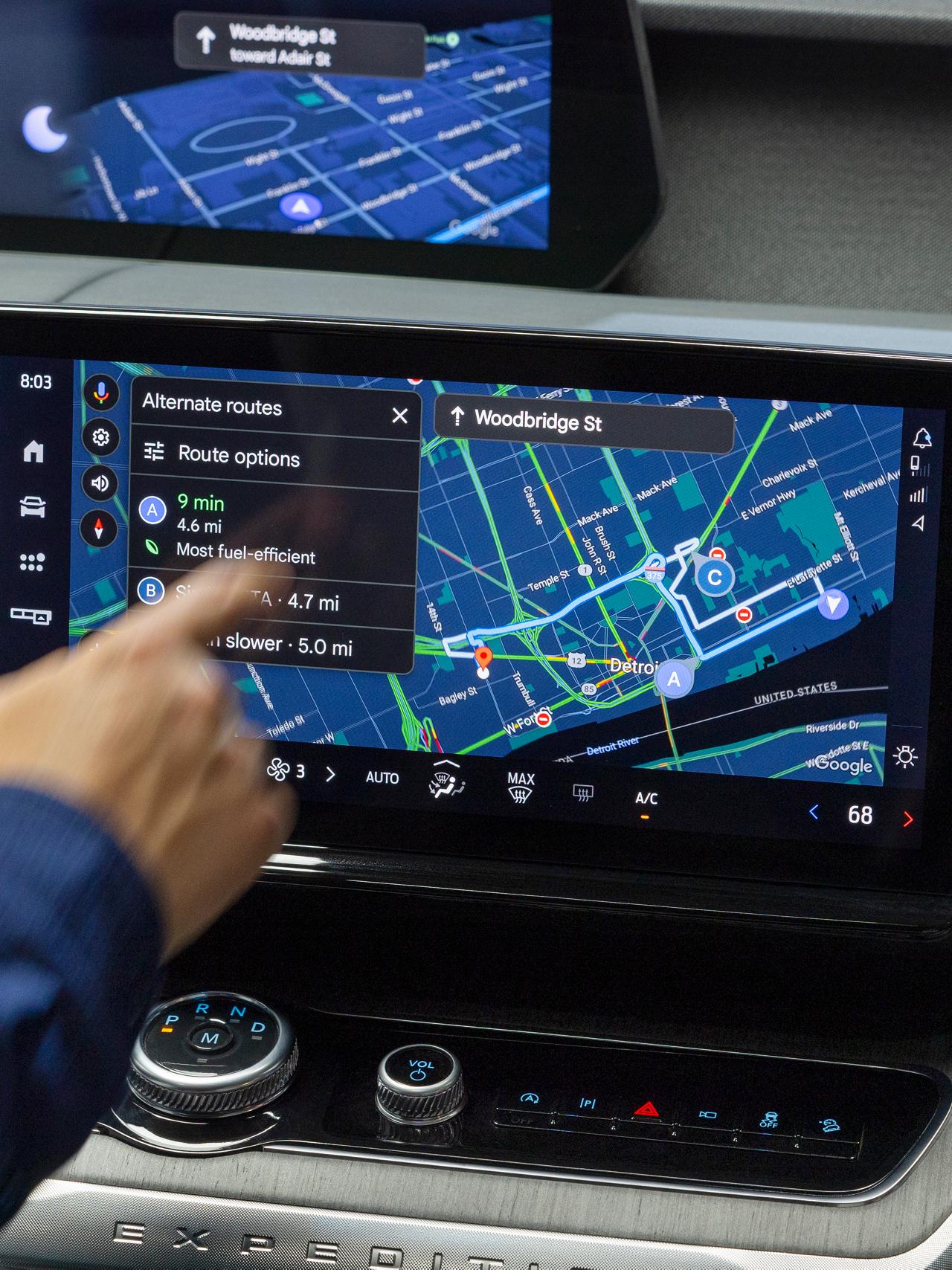 Conducteur utilisant l’écran central du Ford Expedition® 2026